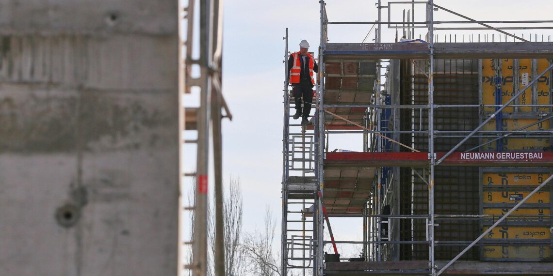 Bauarbeiter auf einer Baustelle (Archiv)