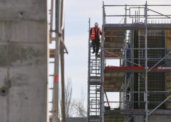 Bauarbeiter auf einer Baustelle (Archiv)