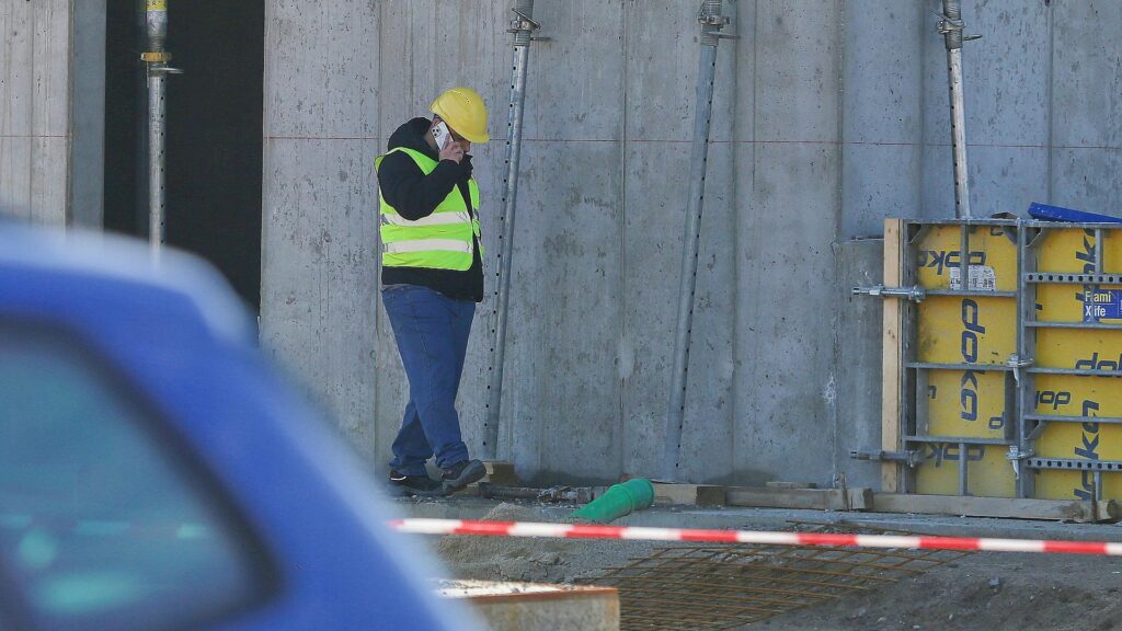 Bauarbeiter auf einer Baustelle (Archiv)