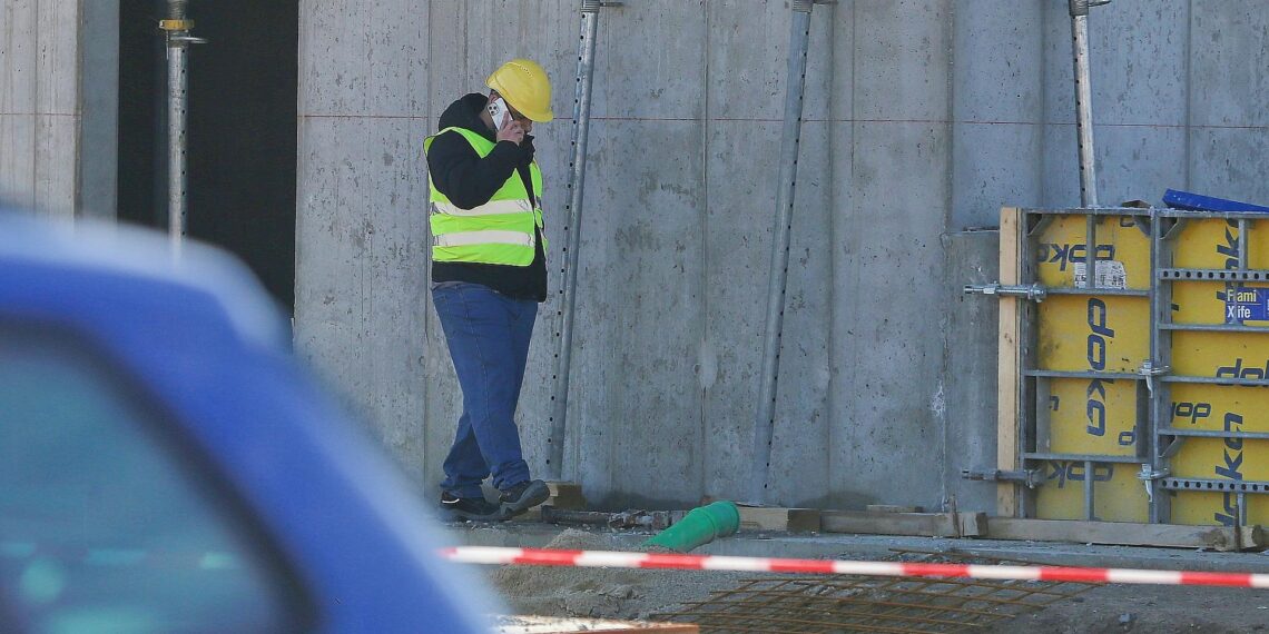 Bauarbeiter auf einer Baustelle (Archiv)