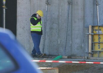 Bauarbeiter auf einer Baustelle (Archiv)