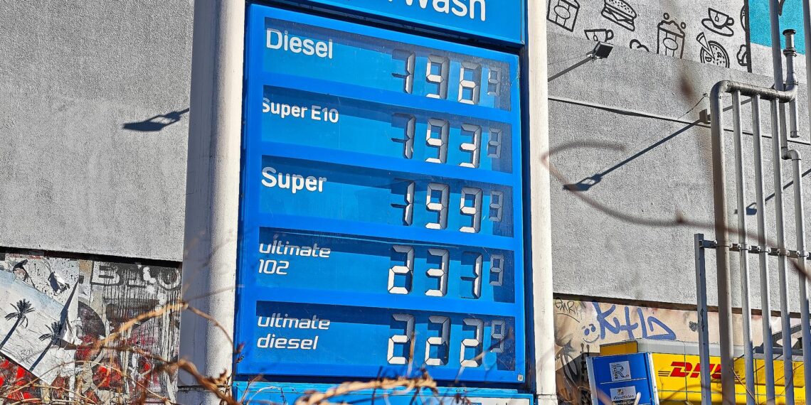 Kartellamt sind Benzinpreissprünge schon vor Iran-Krieg 1 Aral-Tankstelle am 03.03.2026
