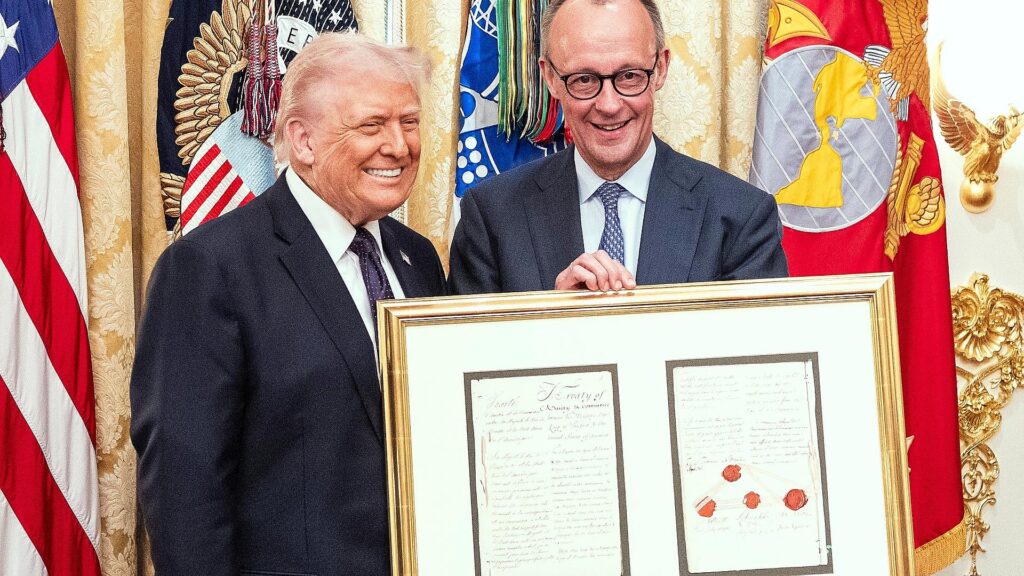 Trump bekommt von Merz Kopie von Handelsvertrag mit Preußen 15 Donald Trump und Friedrich Merz am 03.03.2026