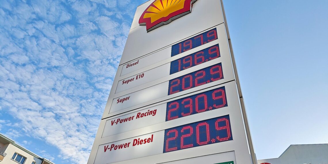 Hohe Spritpreise: SPD will täglichen Preisanstieg begrenzen 1 Shell-Tankstelle am 04.03.2026