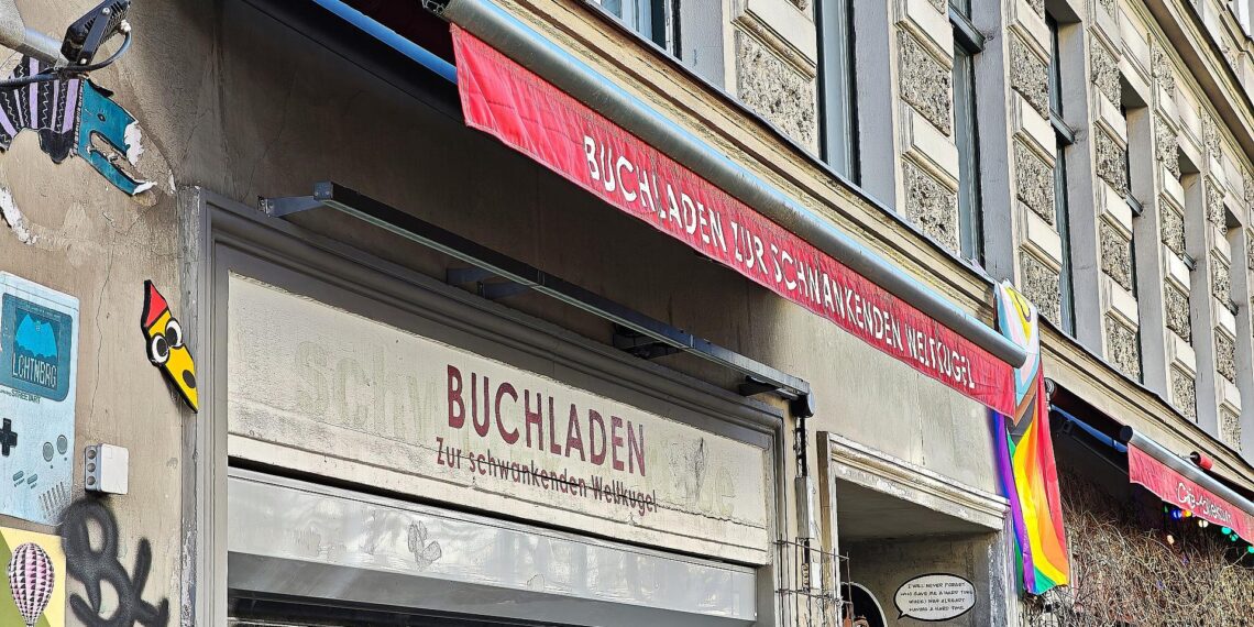 Vom Buchhandlungspreis ausgeschlossener Buchladen `Zur schwankenden Weltkugel` (Archiv)