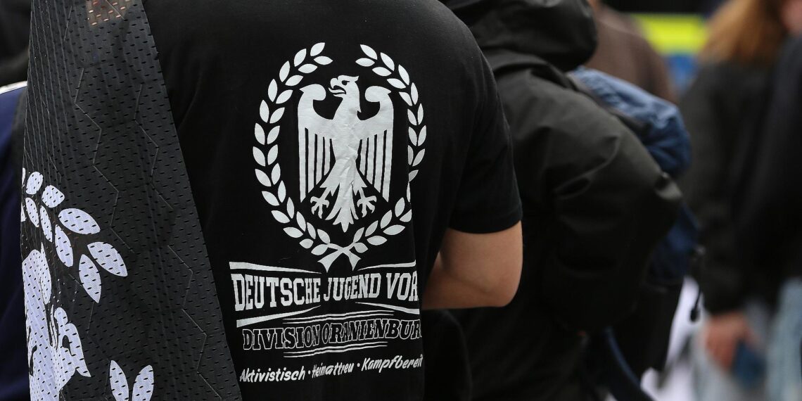 Über 500 Rechtsextremisten mit offenen Haftbefehlen gesucht 1 Rechtsextreme (Archiv)