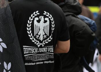 Über 500 Rechtsextremisten mit offenen Haftbefehlen gesucht 2 Rechtsextreme (Archiv)