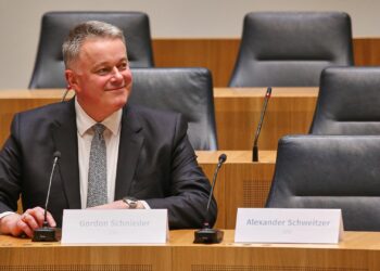 Gordon Schnieder sitzt neben dem leeren Stuhl von Alexander Schweitzer am 22.03.2026