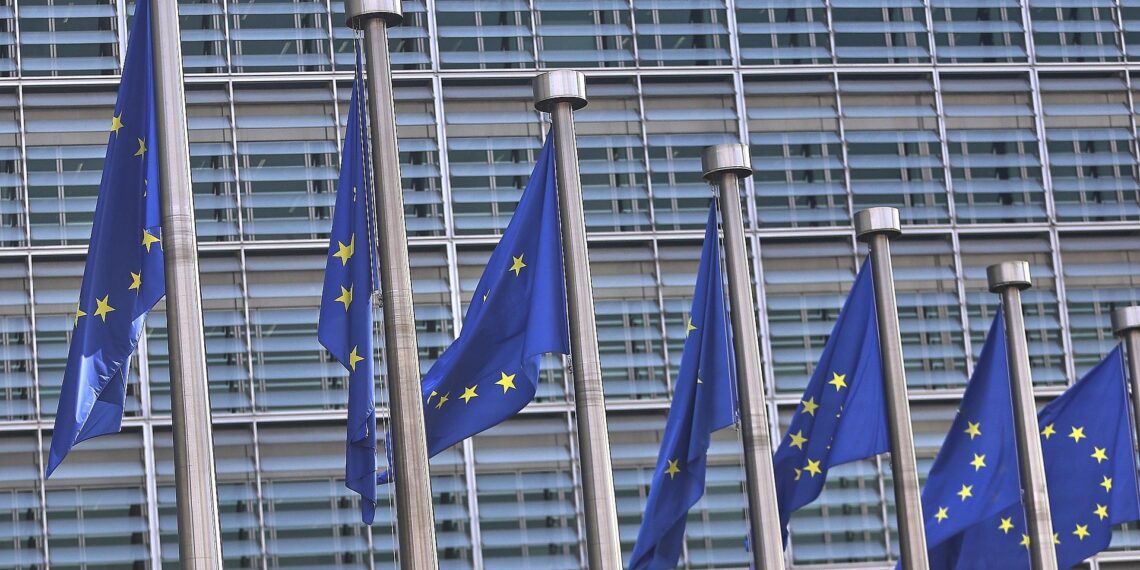 EU-Kommission ermittelt gegen Snapchat 1 EU-Fahnen (Archiv)