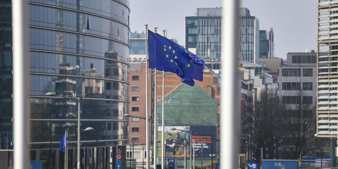 CDU/CSU-Entwurf: EU-Beitragszahlungen an Bürokratieabbau knüpfen 1 EU-Fahnen (Archiv)