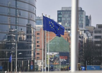 CDU/CSU-Entwurf: EU-Beitragszahlungen an Bürokratieabbau knüpfen 2 EU-Fahnen (Archiv)