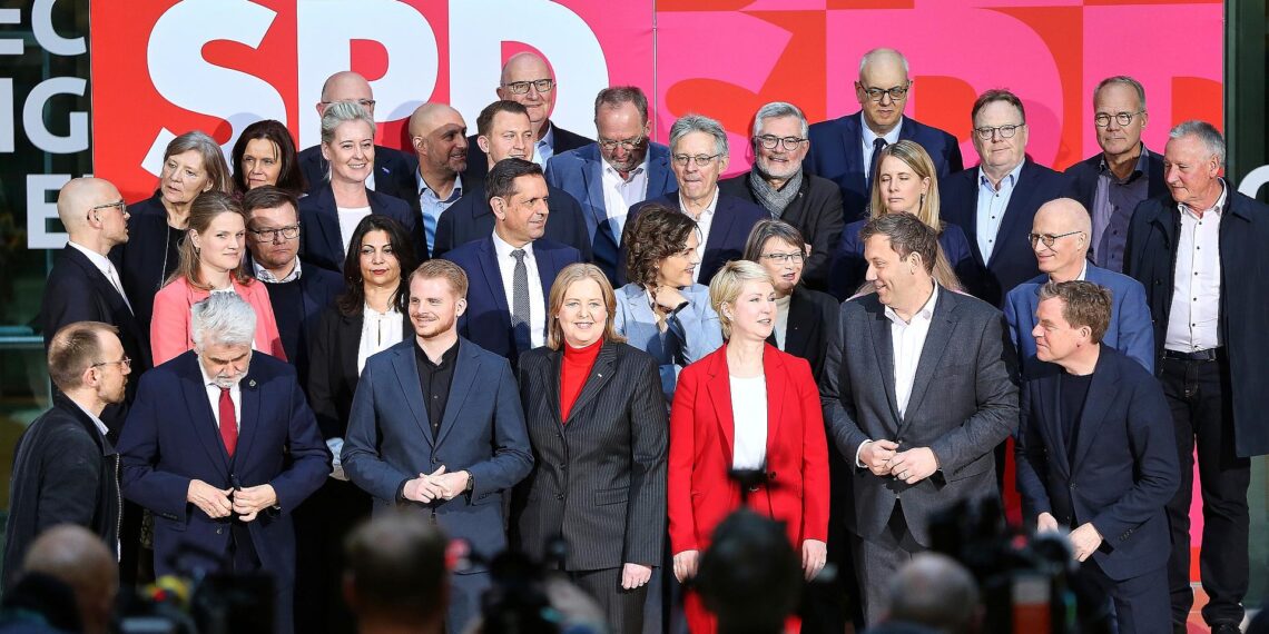 SPD will sich mit Kampf gegen hohe Spritpreise neu aufstellen 1 Gruppenbild nach SPD-Krisensitzung am 27.03.2026