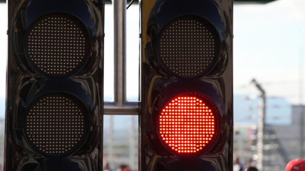 Ampel an einer Formel-1-Boxengasse (Archiv)