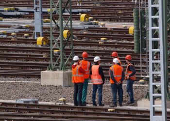 Regionale Unterschiede beim Arbeitskräfteangebot nehmen zu 2 Arbeiter Gleisanlage (Archiv)