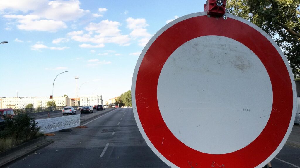 Halbseitig gesperrte Brücke (Archiv)