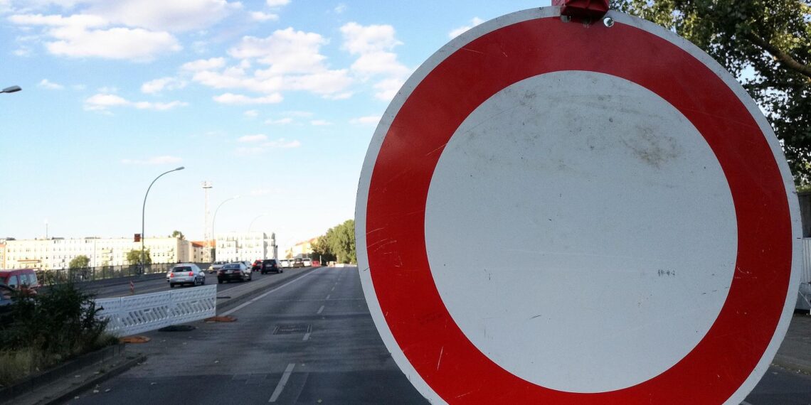 Halbseitig gesperrte Brücke (Archiv)