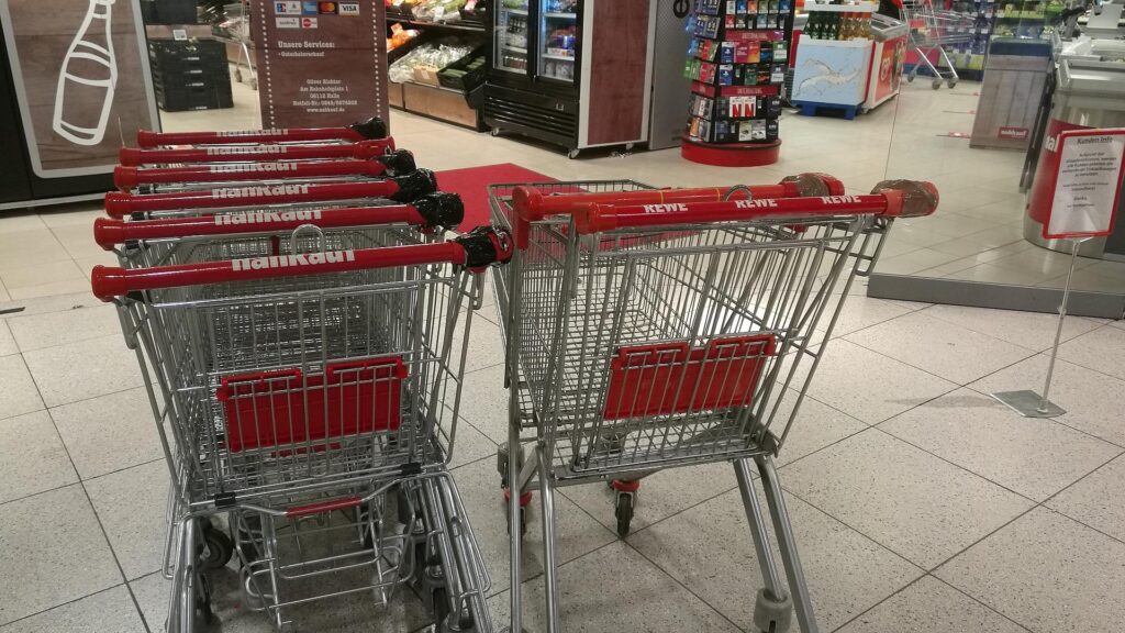 Einkaufswagen vor einem Supermarkt (Archiv)