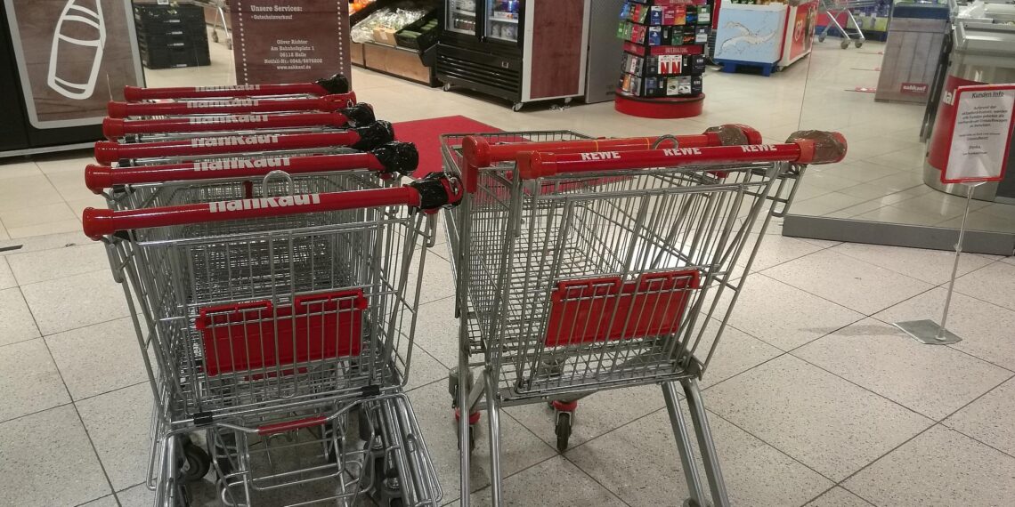 Einkaufswagen vor einem Supermarkt (Archiv)