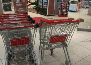 Einkaufswagen vor einem Supermarkt (Archiv)