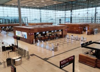 Verdi ruft für Mittwoch zu Streik am BER auf 2 Flughafen BER (Archiv)