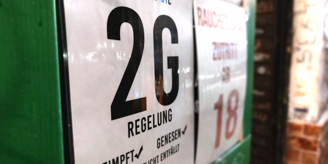 2G-Hinweisschild an einer Bar (Archiv)