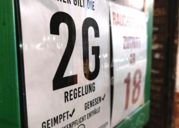 2G-Hinweisschild an einer Bar (Archiv)