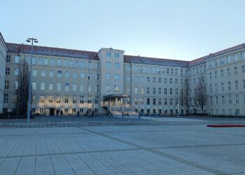 Bericht: Bundeswehr-Offizier wegen Geheimnisverrats suspendiert 2 Bundesverteidigungsministerium (Archiv)