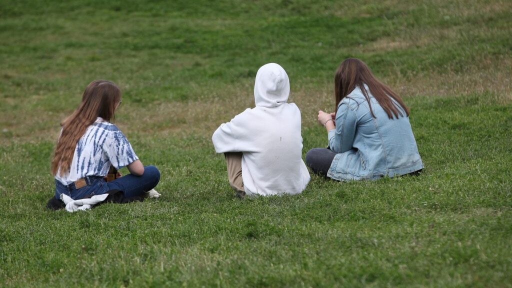 Drei junge Frauen in einem Park (Archiv)