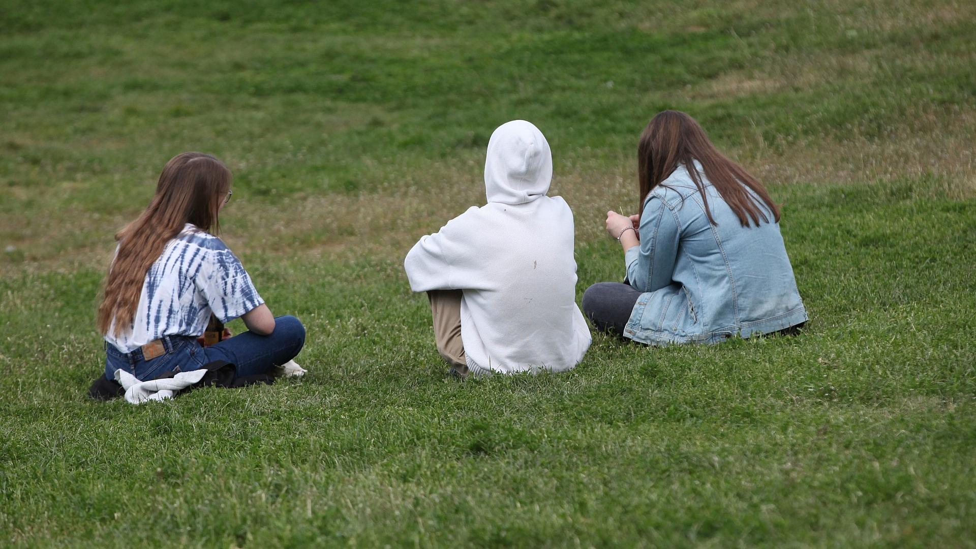 Drei junge Frauen in einem Park (Archiv)