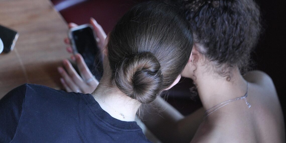 Junge Frauen mit Smartphone (Archiv)