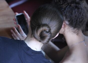 Junge Frauen mit Smartphone (Archiv)