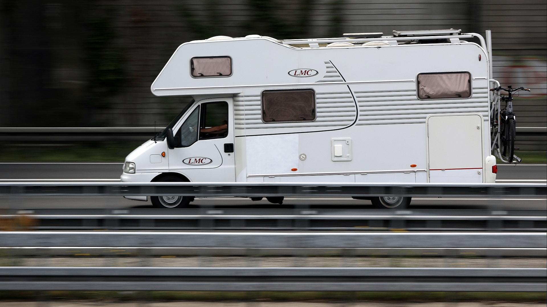 Camping boomt weiter 1 Wohnmobil auf einer Autobahn (Archiv)