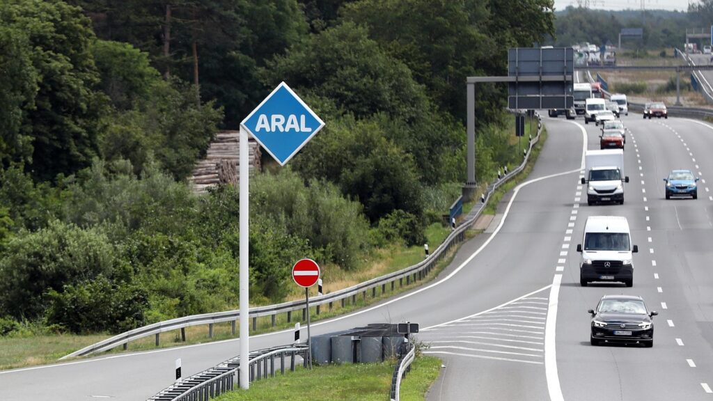 Aral-Tankstelle an einer Autobahn (Archiv)