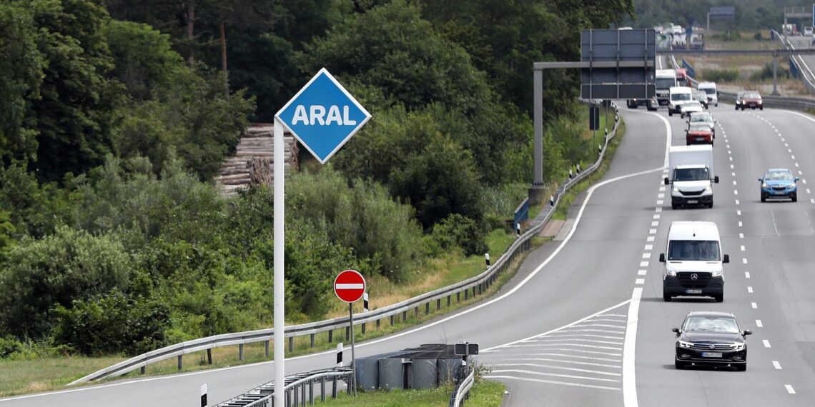 Ölkrise: Umwelthilfe fordert Tempolimit statt autofreier Sonntage 1 Aral-Tankstelle an einer Autobahn (Archiv)