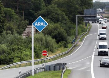 Aral-Tankstelle an einer Autobahn (Archiv)