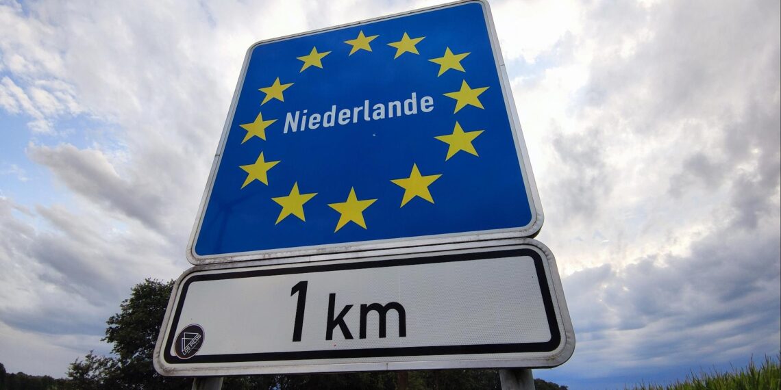 Deutschland und Niederlande wollen Rückführungen beschleunigen 1 Grenzübergang Deutschland - Niederlande (Archiv)