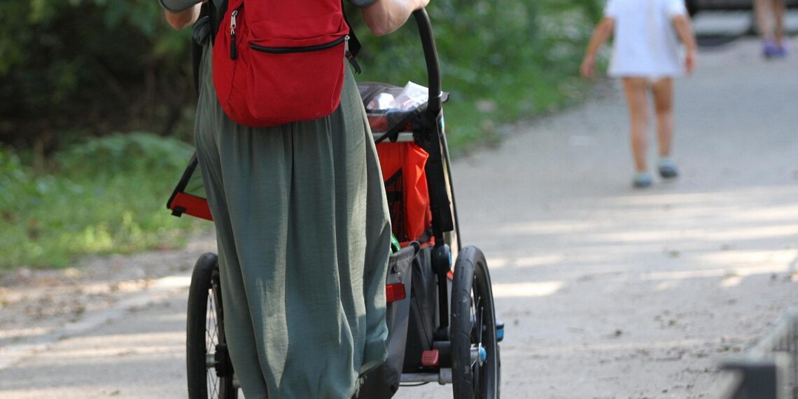 Mutter mit Kind und Kinderwagen (Archiv)