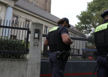 Dobrindt sieht aktuell keine "zusätzlichen Gefährdungen" 2 Polizei vor Synagoge (Archiv)