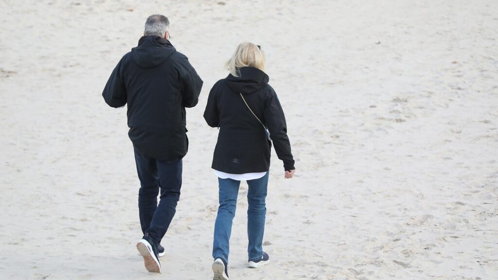 Paar geht am Strand spazieren