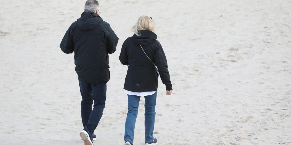 Paar geht am Strand spazieren