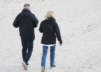 Paar geht am Strand spazieren