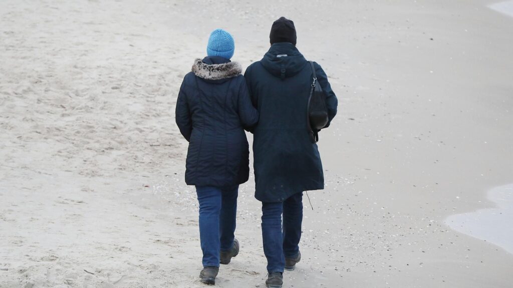 Paar geht am Strand spazieren