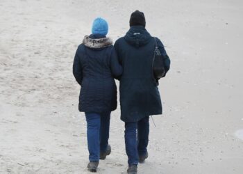 Paar geht am Strand spazieren