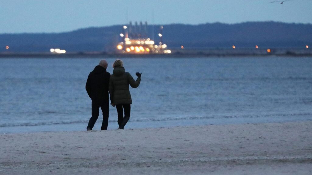 Paar geht am Strand spazieren