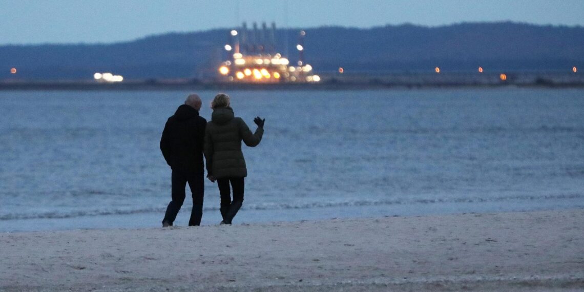 Kostenlose Ehepartner-Mitversicherung in Krankenkassen vor dem Aus 1 Paar geht am Strand spazieren