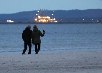 Paar geht am Strand spazieren