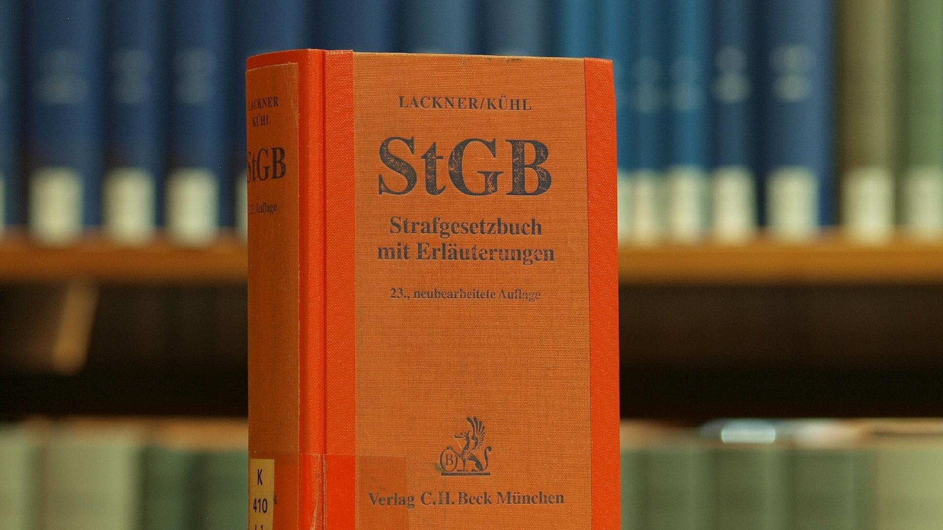 Das Strafgesetzbuch in einer Bibliothek (Archiv)