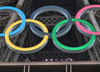 IOC verlangt von Frauen künftig Gen-Tests 2 Eiffelturm mit Olympischen Ringen (Archiv)
