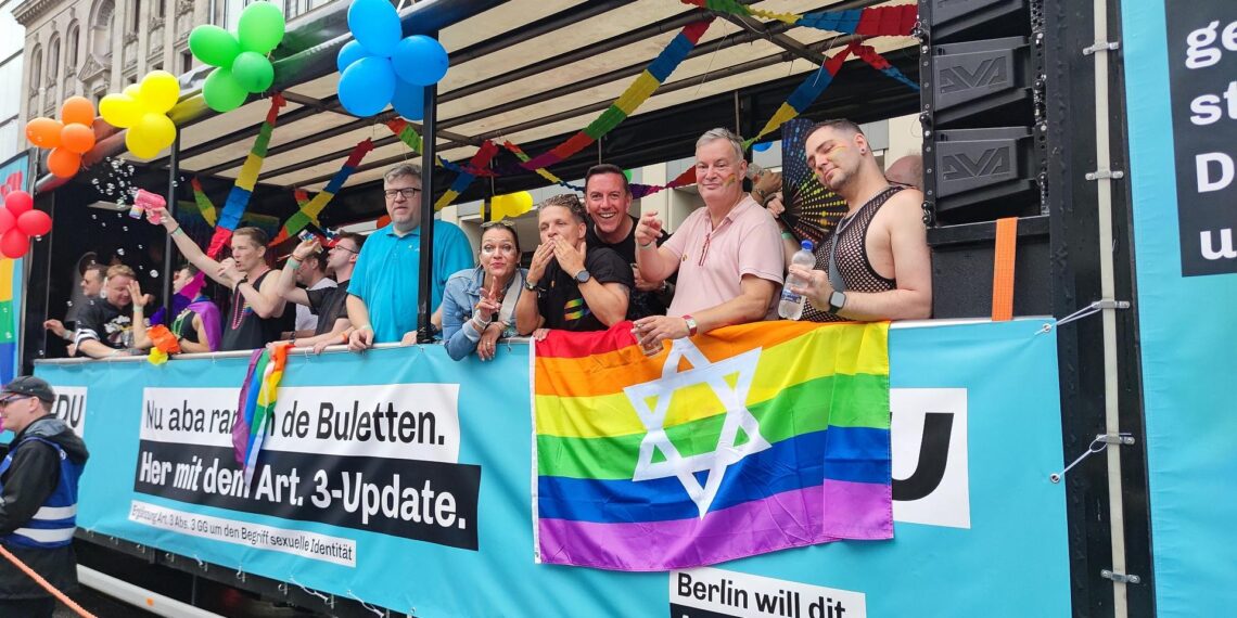 LSU-Wagen bei Parade zum Christopher-Street-Day (Archiv)