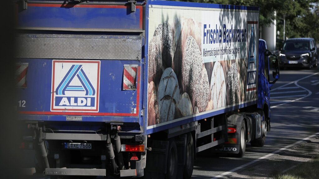 ALDI-Lkw auf der Straße (Archiv)